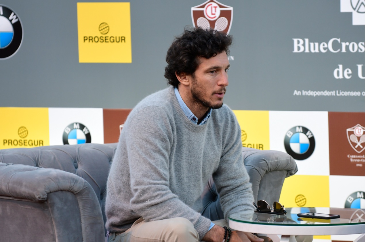 Pico Mónaco participí de una "clínica de tenis" en Carrasco Lawn.