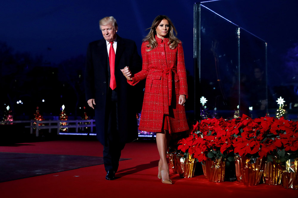 Serio ante un nuevo escándalo de su gobierno, Trump acompaña a Melania en los preparativos para Navidad. Foto: Reuters