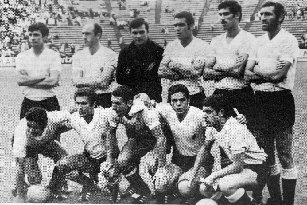 México ‘70. El equipo uruguayo que ganó en el debut ante Israel: Mugica, Matosas, Mazurkiewicz, Ubiña, Ancheta, Montero Castillo (parados); Cubilla, Rocha, Espárrago, Maneiro, Losada (hincados). Foto: Archivo El País