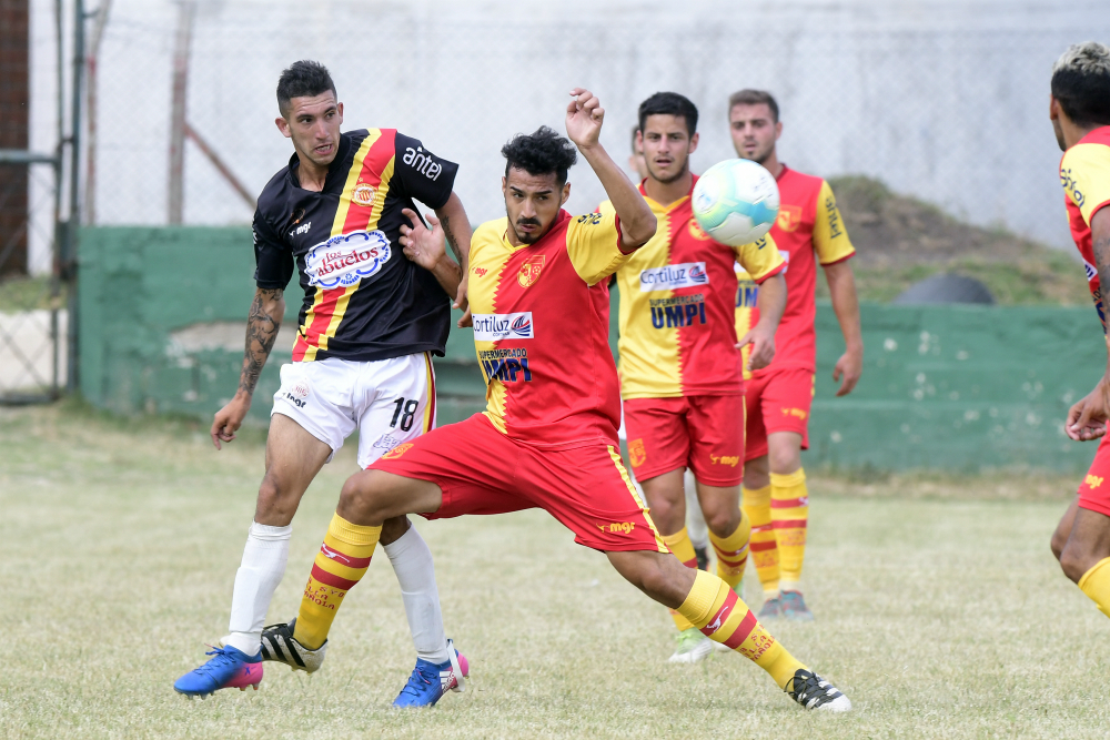 En carrera. Progreso le ganó los dos partidos al Villa. Foto: Marceo Bonjour
