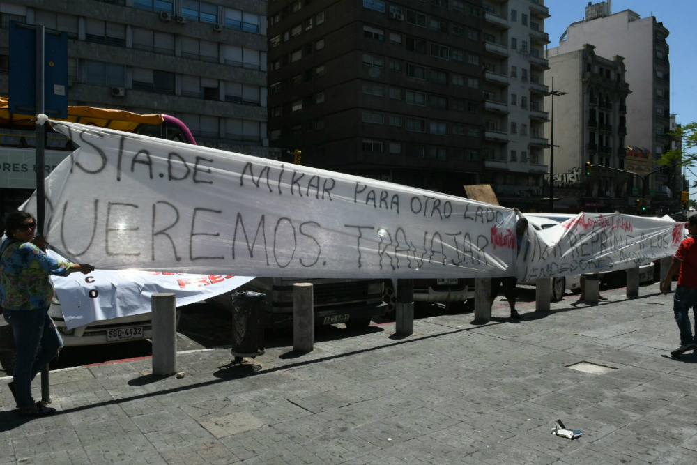 Carteles de feriantes contra autoridades de la Intendencia. Foto: Ariel Colmegna.