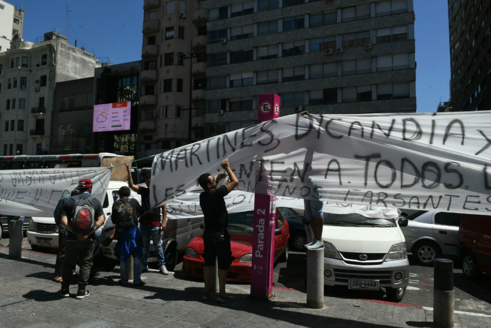 Feriantes en conflicto en la explanada de la Intendencia de Montevideo. Foto: Ariel Colmegna.