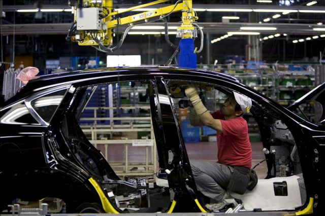 El aumento de los sueldos se considera como motor fundamental para el alza en el consumo y los precios. Foto: EFE