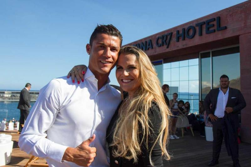 Marca propia. Ronaldo posa junto a su hermana en la inauguración de uno de los hoteles Pestana que lleva su nombre.