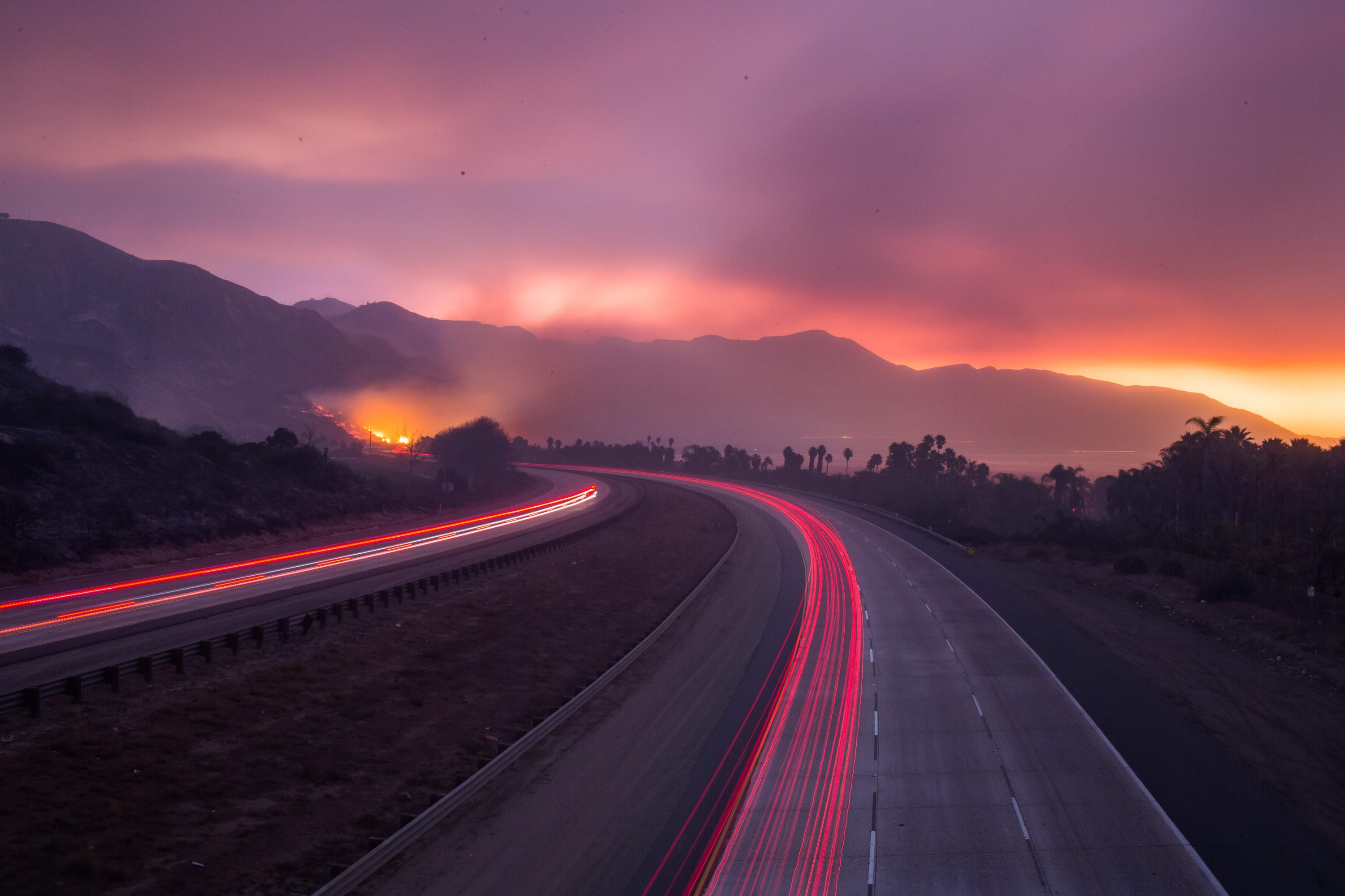 California trabaja combatir los poderosos incendios. Foto: AFP