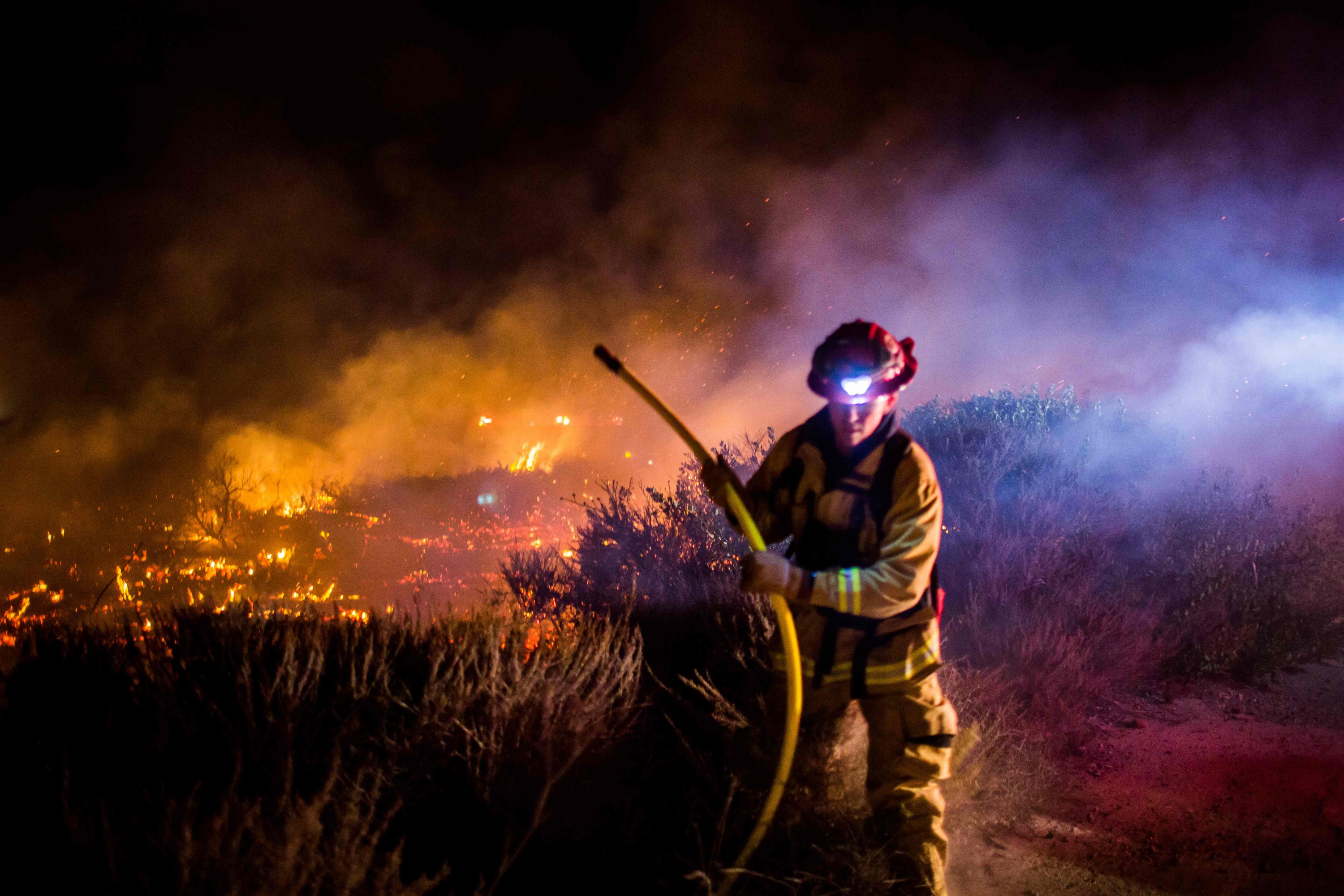 California trabaja combatir los poderosos incendios. Foto: AFP
