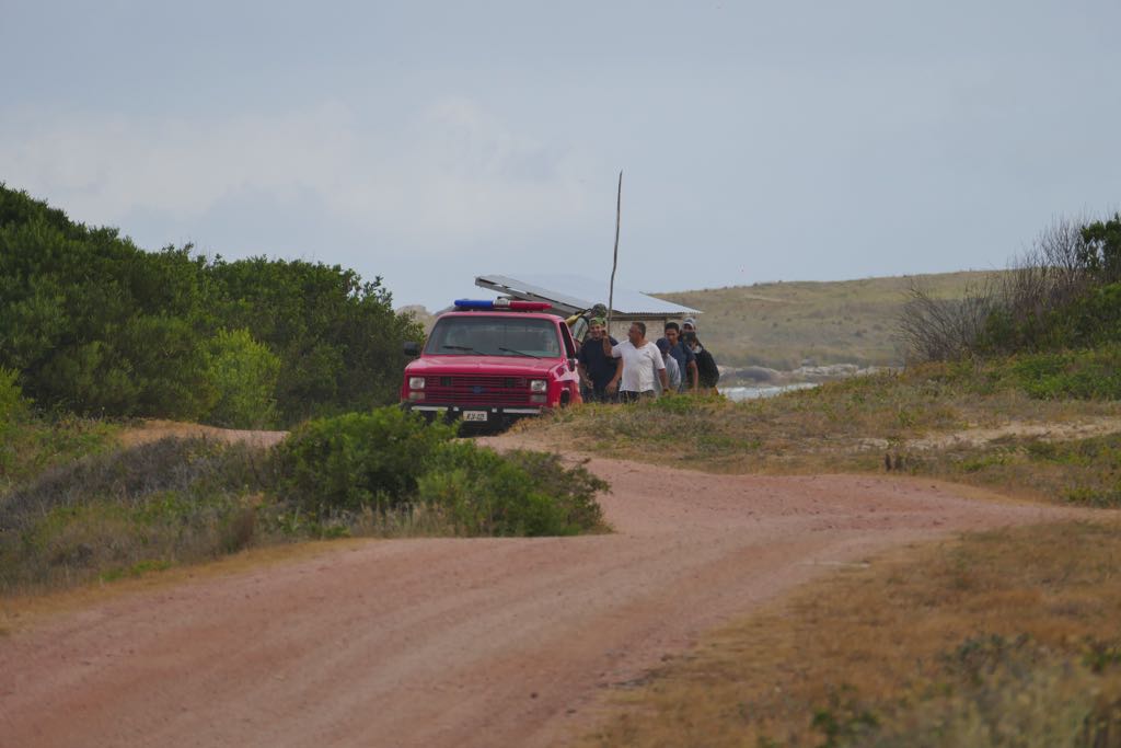 Bomberos, Intendencia y Fuerzas Armadas combaten un incendio en la zona conocida como Playa del Barco. Foto: Ricardo Figueredo