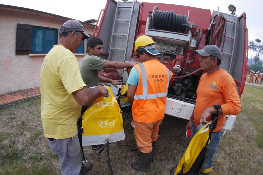 Bomberos, Intendencia y Fuerzas Armadas combaten un incendio en la zona conocida como Playa del Barco. Foto: Ricardo Figueredo
