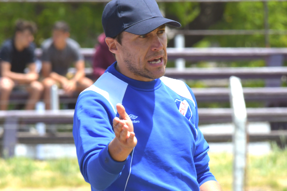 “Cacique”. Medina en su primera experiencia como técnico en la Tercera de Nacional. Foto: Francisco Flores