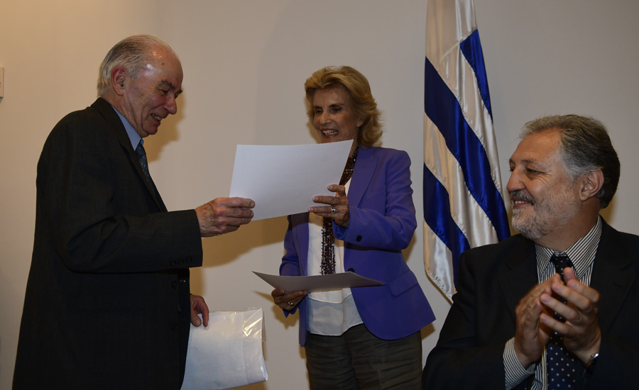 El neonatólogo Miguel Martell recibe el premio El País de la mano de la directora del diario, Julia Rodríguez Larreta. Foto: M. Bonjour
