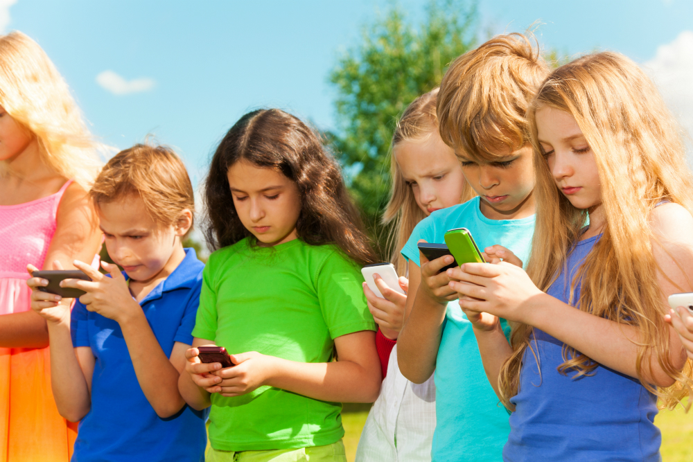 Niños en las redes sociales. Foto: Shutterstock