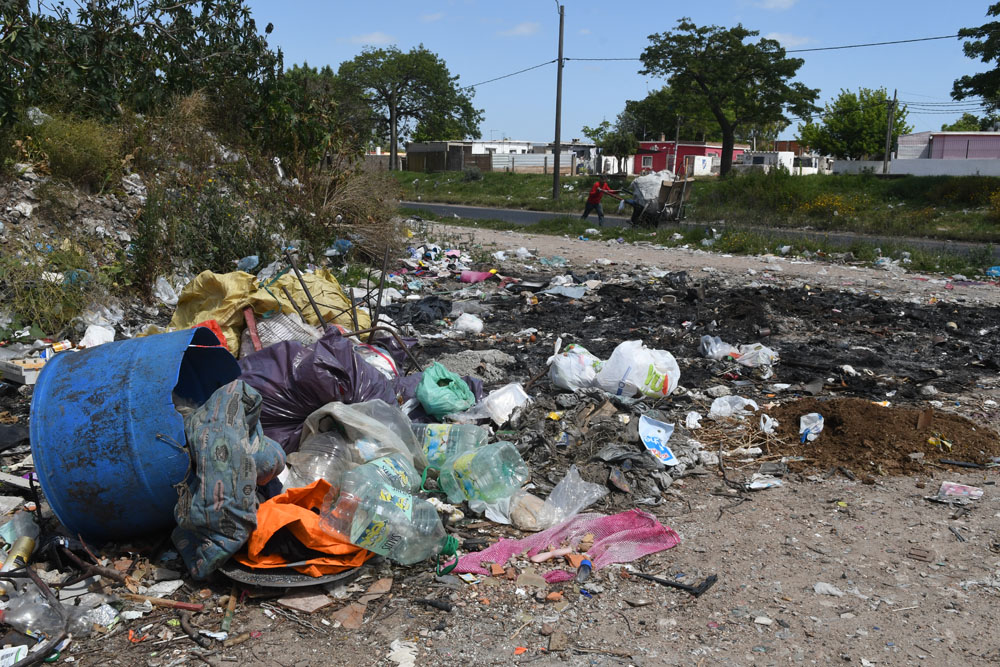 En algunos basurales es habitual la quema de cables, la que contamina y expone a los vecinos a la plombemia. Foto: A. Colmegna