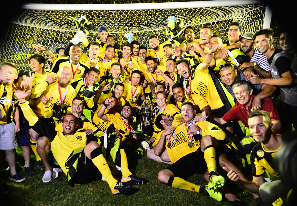 Peñarol festejó un nuevo campeonato y desató la locura aurinegra en el Centenario. Foto: Gerardo Pérez