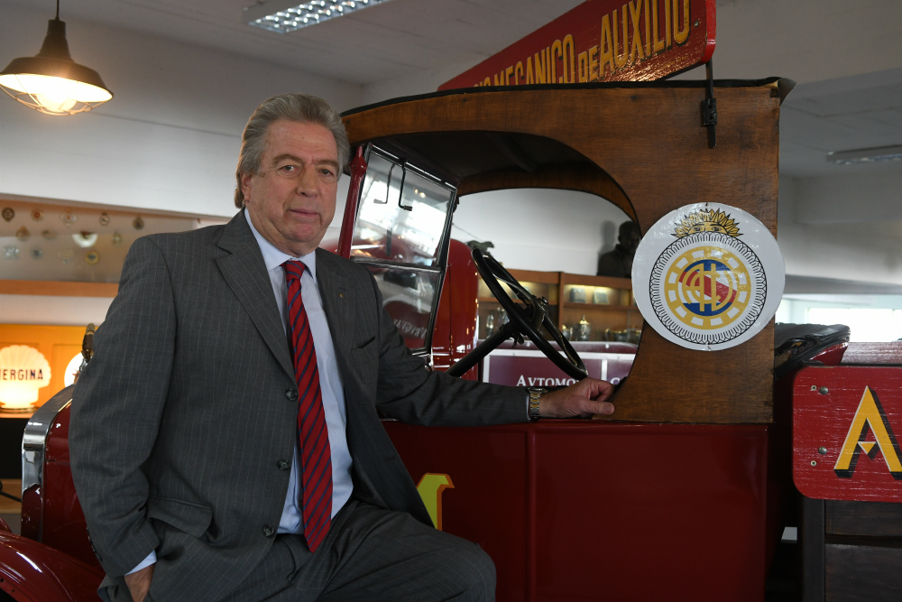 Presidente: Jorge Tomasi con el primer vehículo de asistencia del Automóvil Club del Uruguay. Foto: Ariel Colmegna