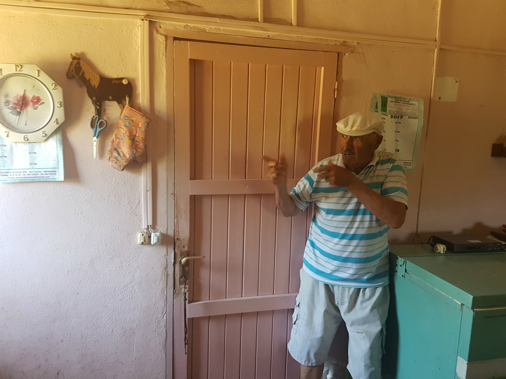 Sierra muestra como se defendió con el rifle del asalto. Foto: M. Gallardo