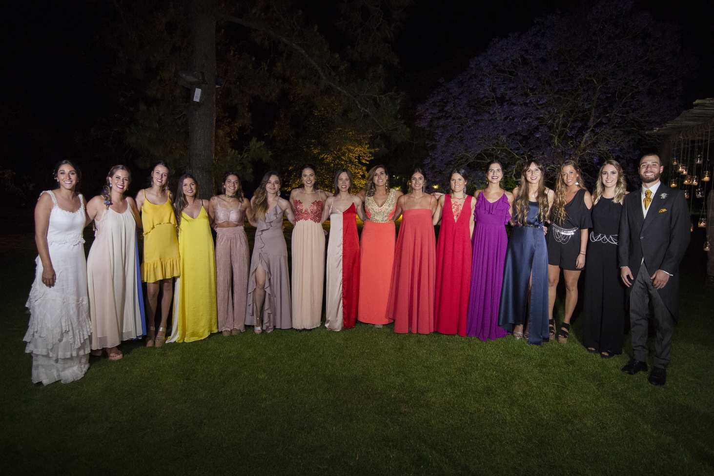 Las amigas de la novia durante la fiesta.