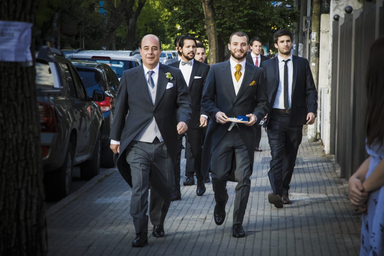 El novio llegando a la iglesia con su padre.