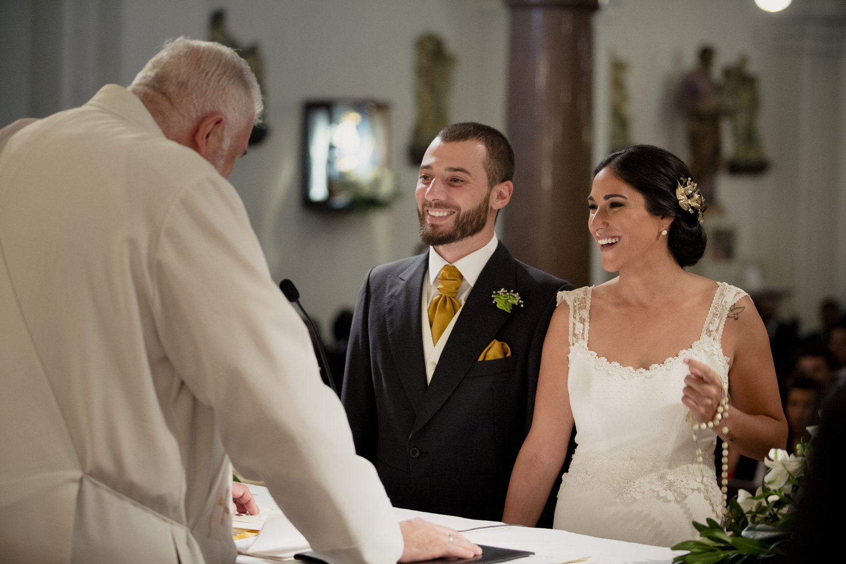Los novios durante la ceremonia en la Iglesia de Punta Carretas.