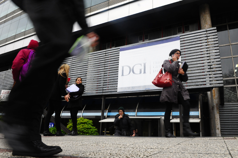 Fachada de la Dirección General Impositiva. Foto: Fernando Ponzetto