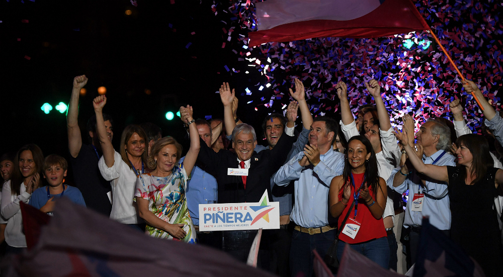 El presidente electo Sebastián Piñera con su esposa Cecilia Morel anoche al confirmarse la victoria del candidato de Chile Vamos. Foto: AFP