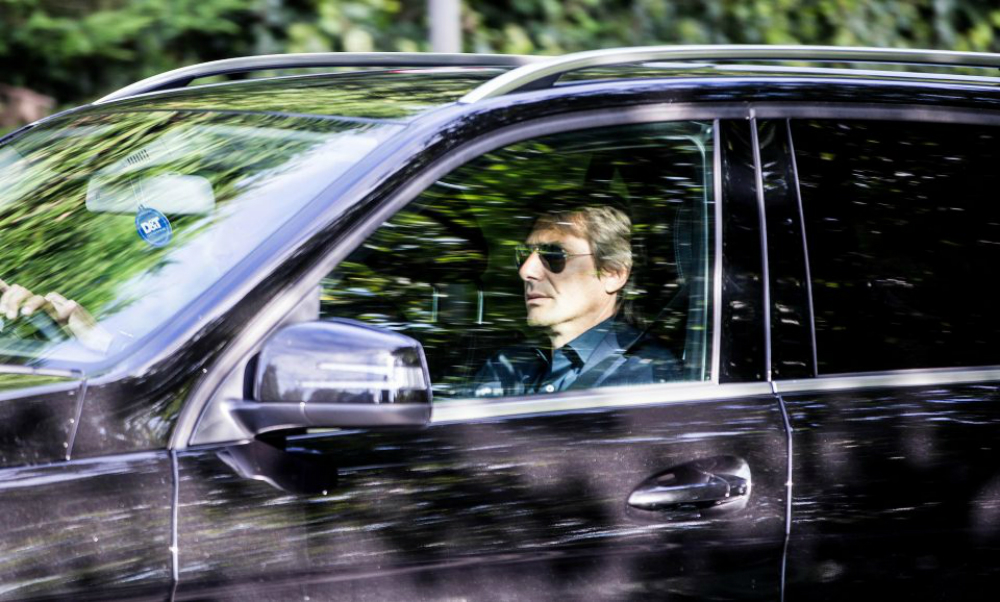 Antonio Conte conduce un Jeep Grand Cherokee