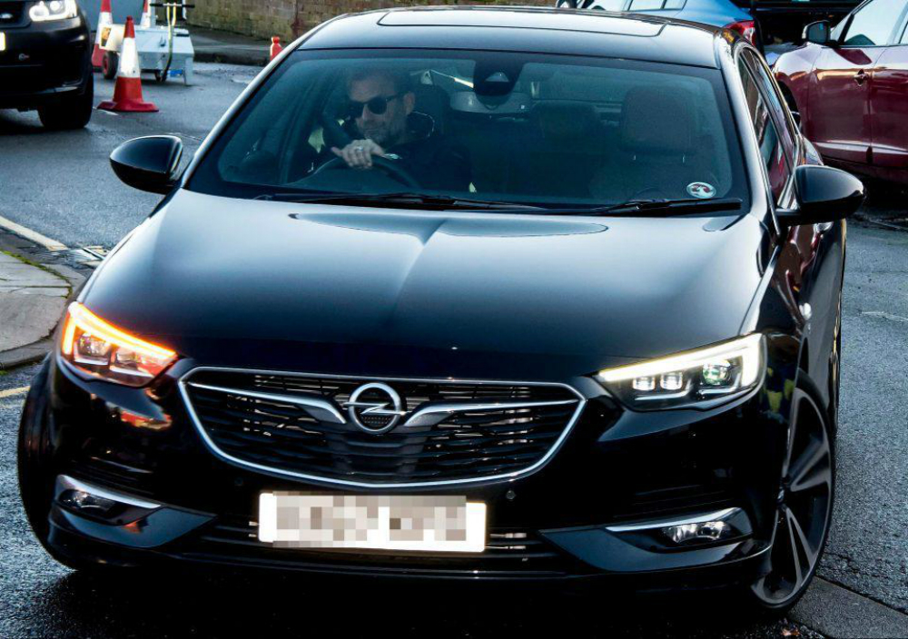 Jürgen Klopp anda por Liverpool con su Opel Insignia