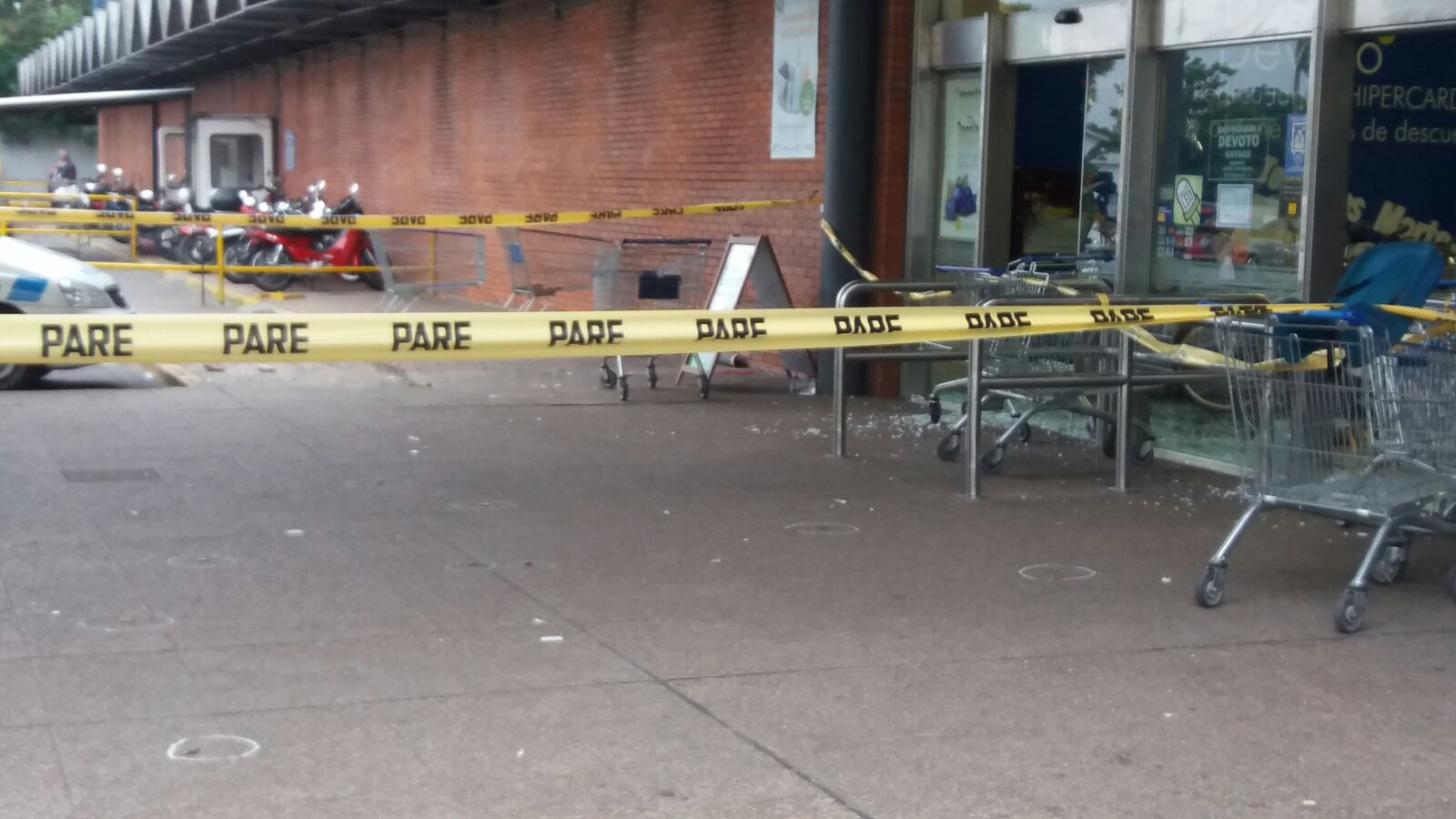 La Policía trabaja en el lugar luego del asalto. Foto: El País