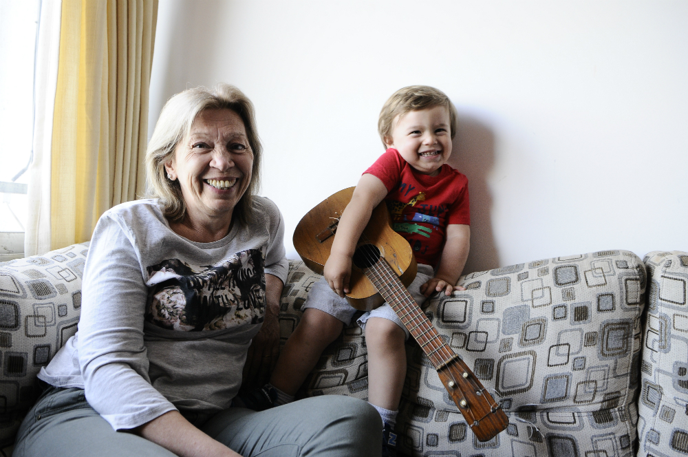 Raquel y Juanmartín con la guitarra de madera