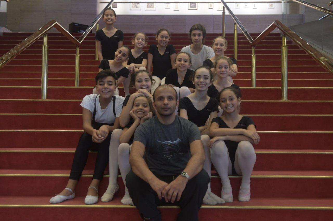 Paulo Aguiar y los niños que bailarán en "El Cascanueces"