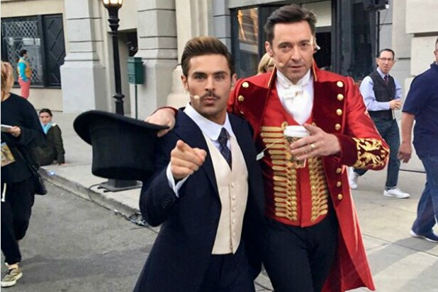 Zac Efron y Hugh Jackman promocionan "El gran Showman" cantando en la calle