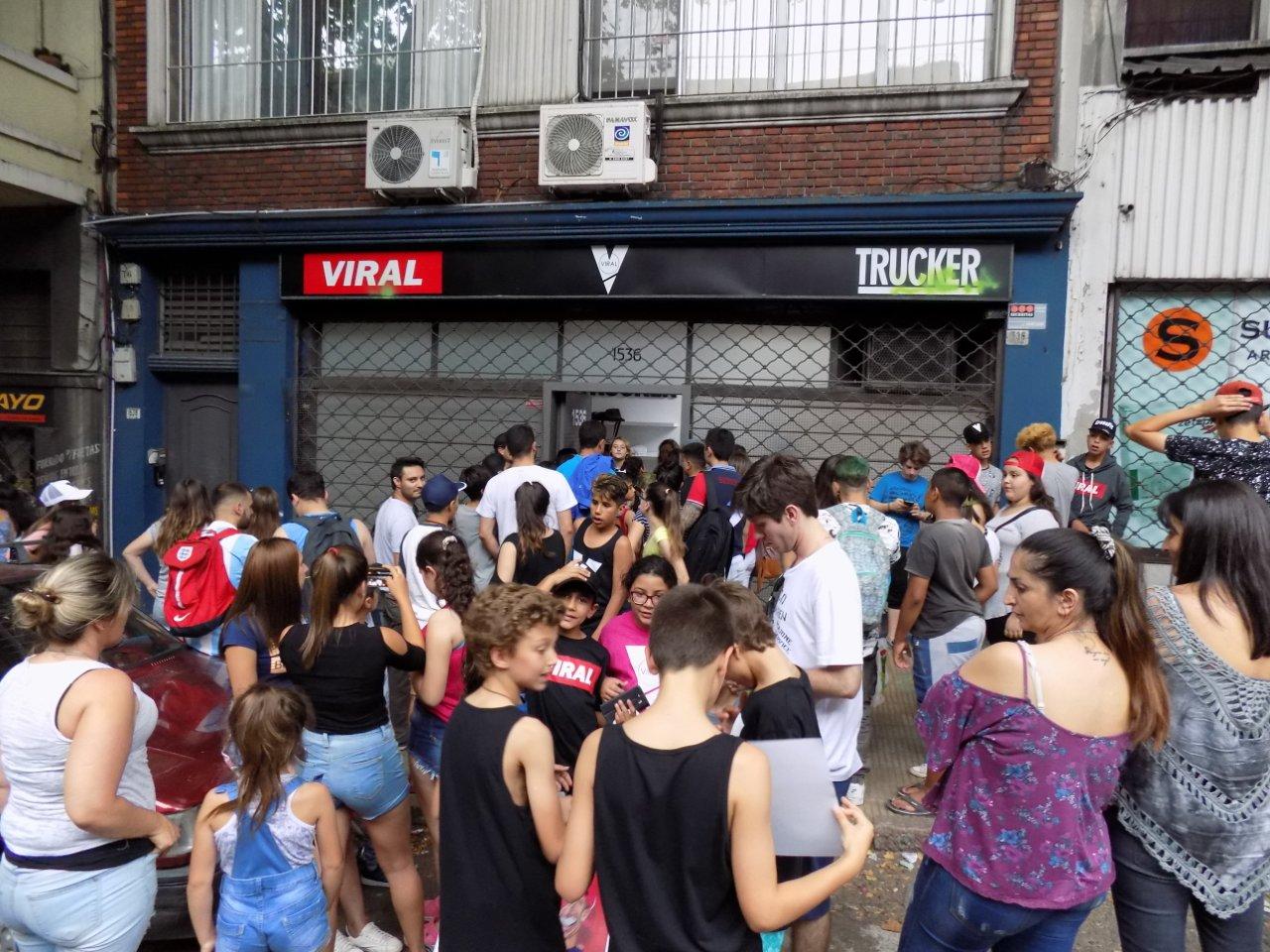 Viral abrió su local en Montevideo.