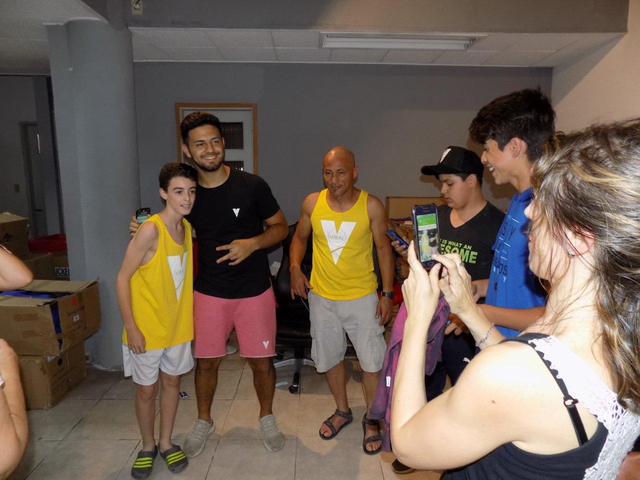 Viral abrió su local en Montevideo.