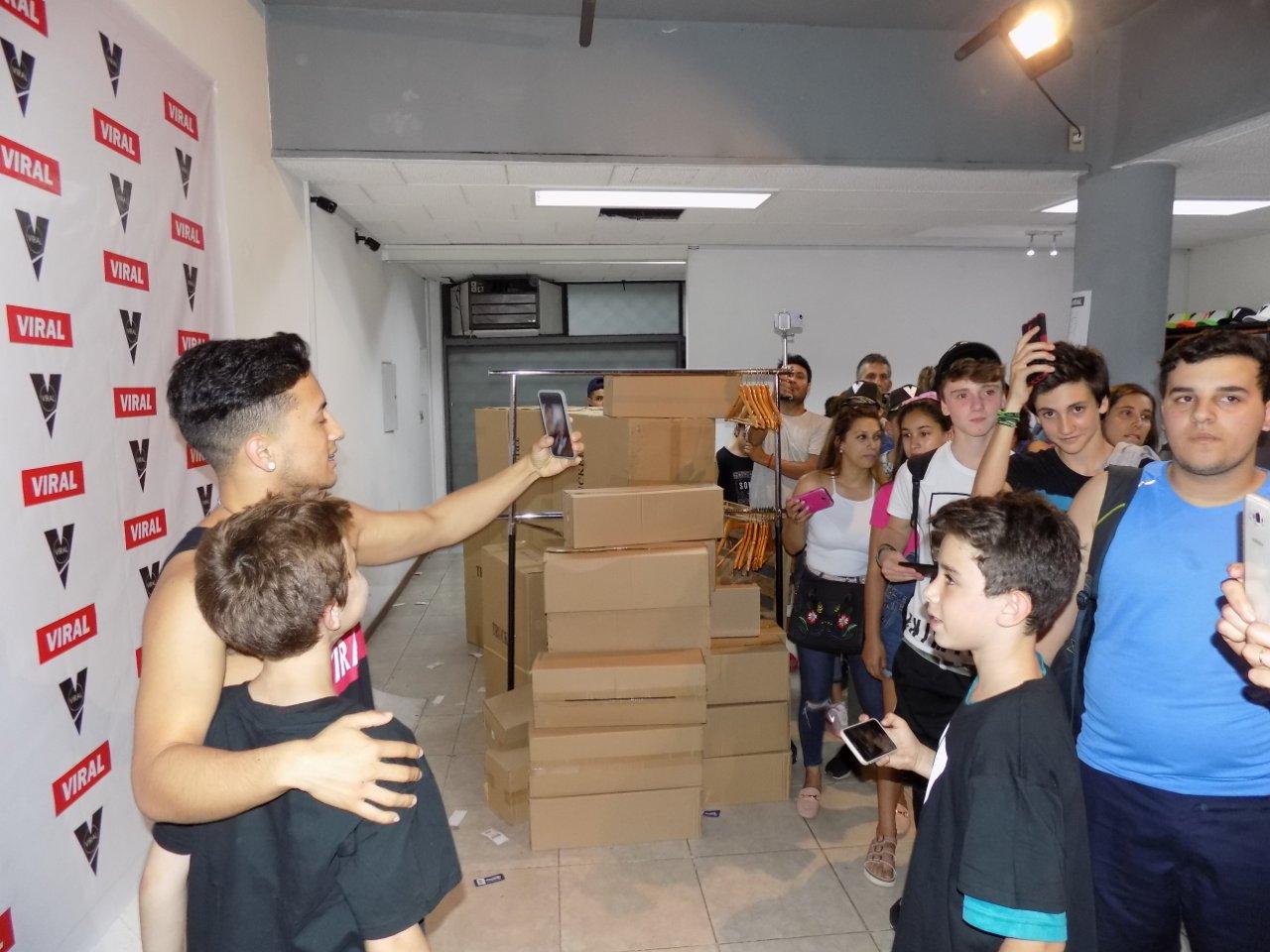 Viral abrió su local en Montevideo.