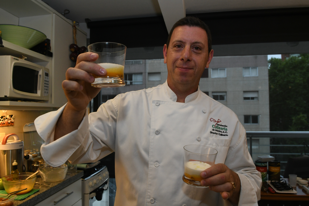 Capalvo con la tortilla presentada en un vaso de vidrio tras haber sido modificada molecularmente. Foto:A. Colmegna