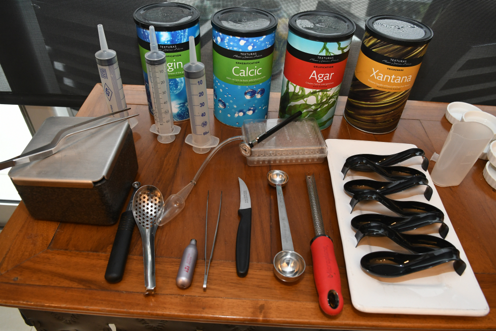 Materiales: algunos de los utensilios especiales y kits con que el chef ejecuta la cocina molecular. Foto: A. Colmegna