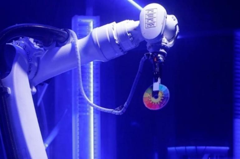 Robot Kuka es la nueva atracción del bar Karlovy Lazne Music Club, en Praga (República Checa). El brazo robótico ejecuta la rutina de un DJ y también puede realizar algunos movimientos de baile.  Foto: Euronews