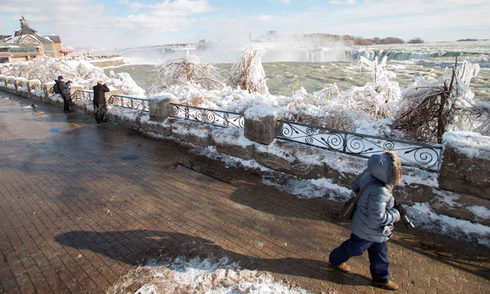 Cataratas del Niágara congeladas por una ola de frío que azota Norteamérica. Foto: Reuters