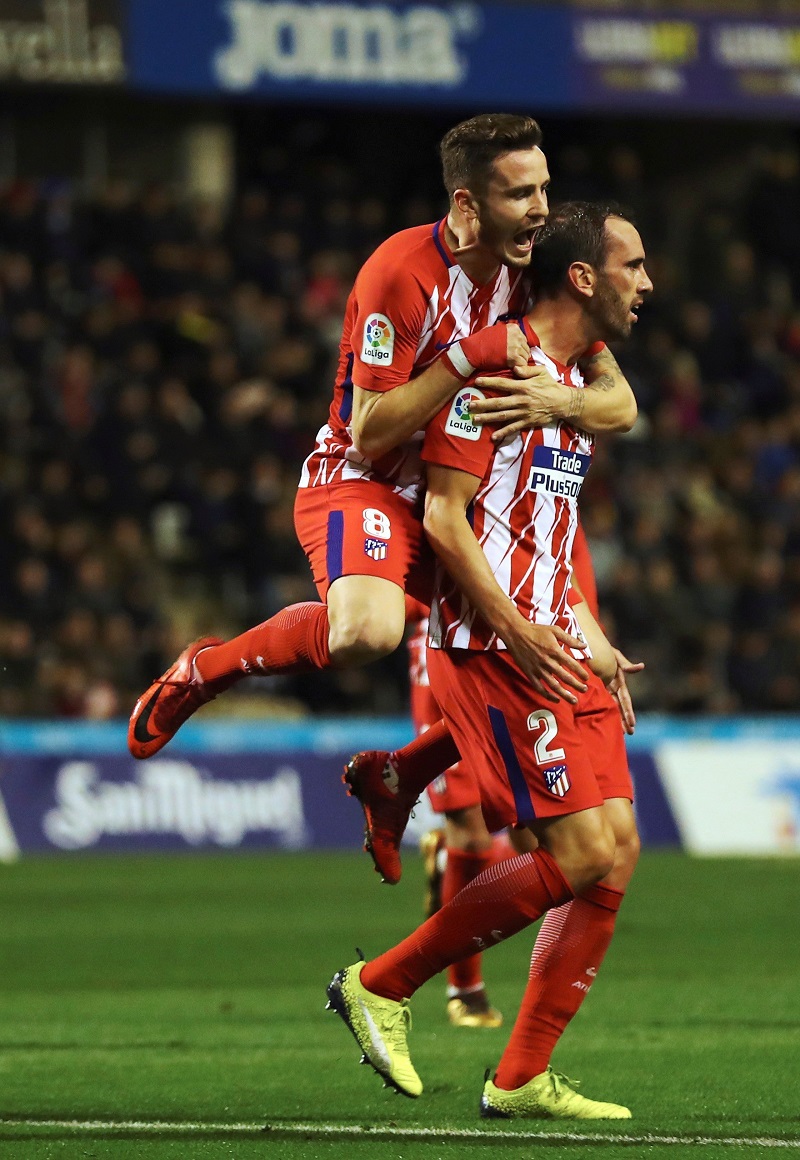 Diego Godín es abrazado por Saúl en el gol del Atlético de Madrid. Foto: EFE