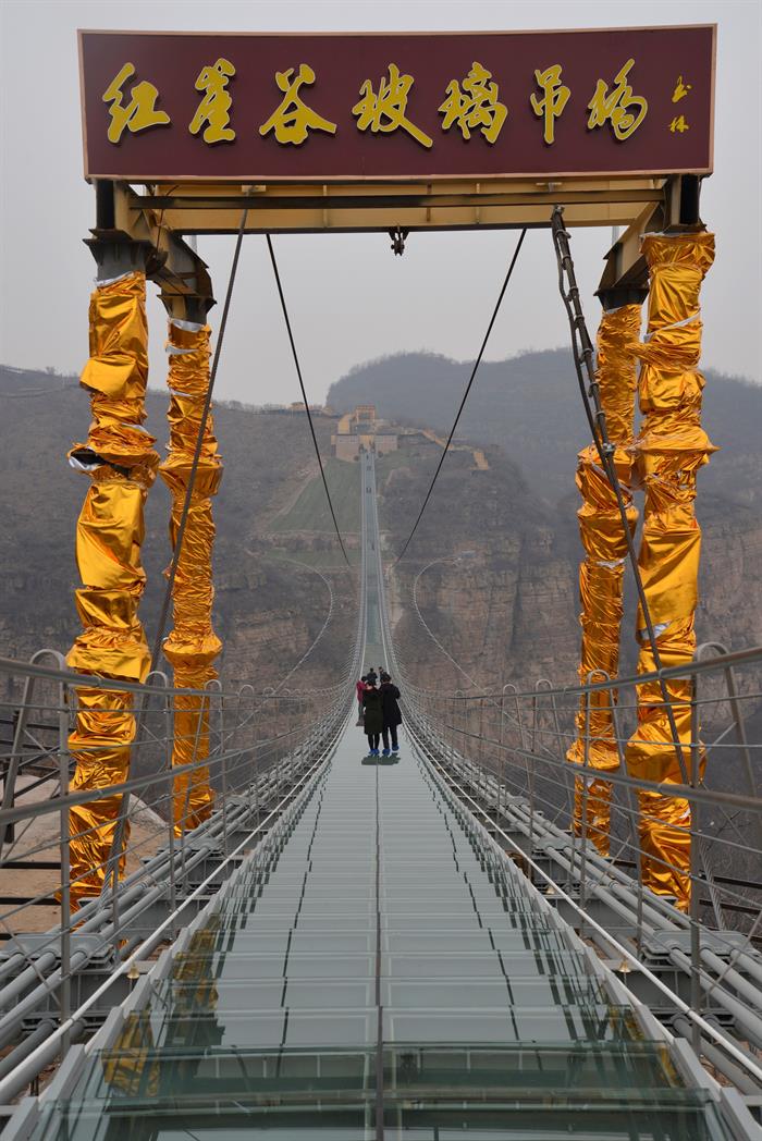 China "flota" en el cielo con un nuevo puente de cristal de récord