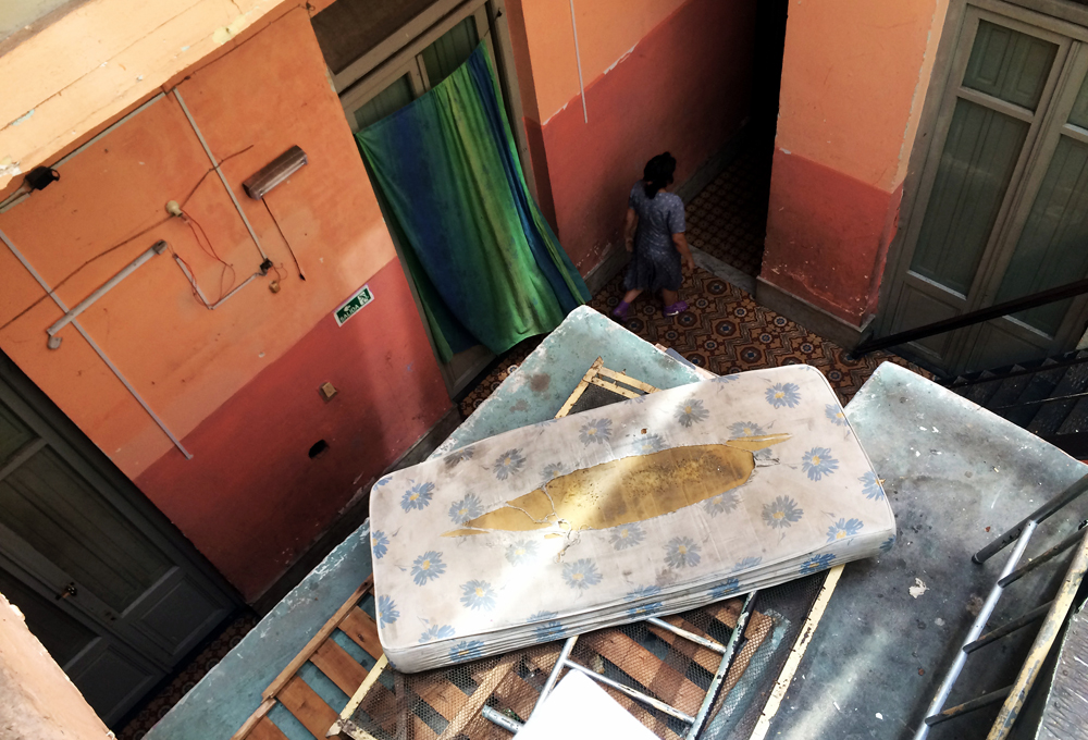 "Difícil es en Cuba, Acá le vamos a encontrar la vuelta", dice un cubano que llegó la semana pasada. Foto: Fernando Ponzetto