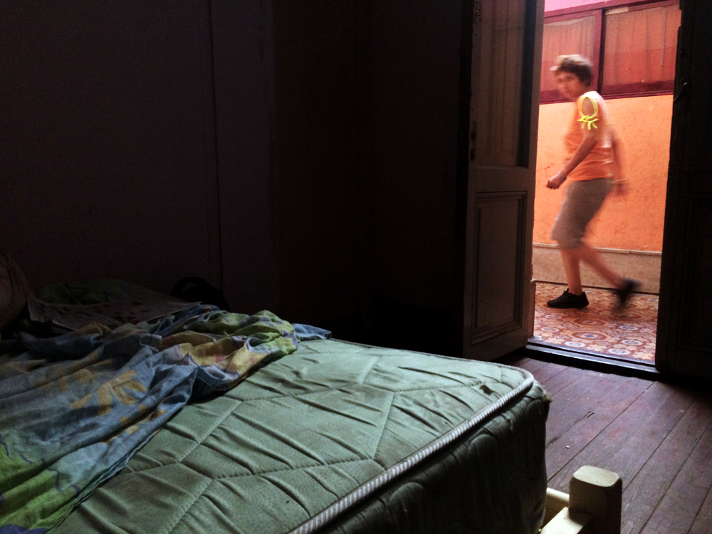 ¿Casa por una noche?: las pensiones son hospedajes de paso, sin embargo en aquellas a las que fue El País había personas y familias que residían hacía varios meses. Foto: F. Ponzetto