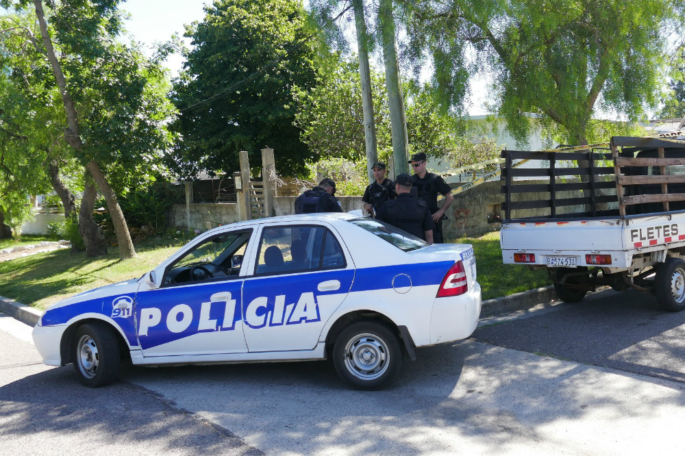 Policía de Maldonado en la esquina donde ocurrió la muerte del joven. Foto: Ricardo Figueredo.