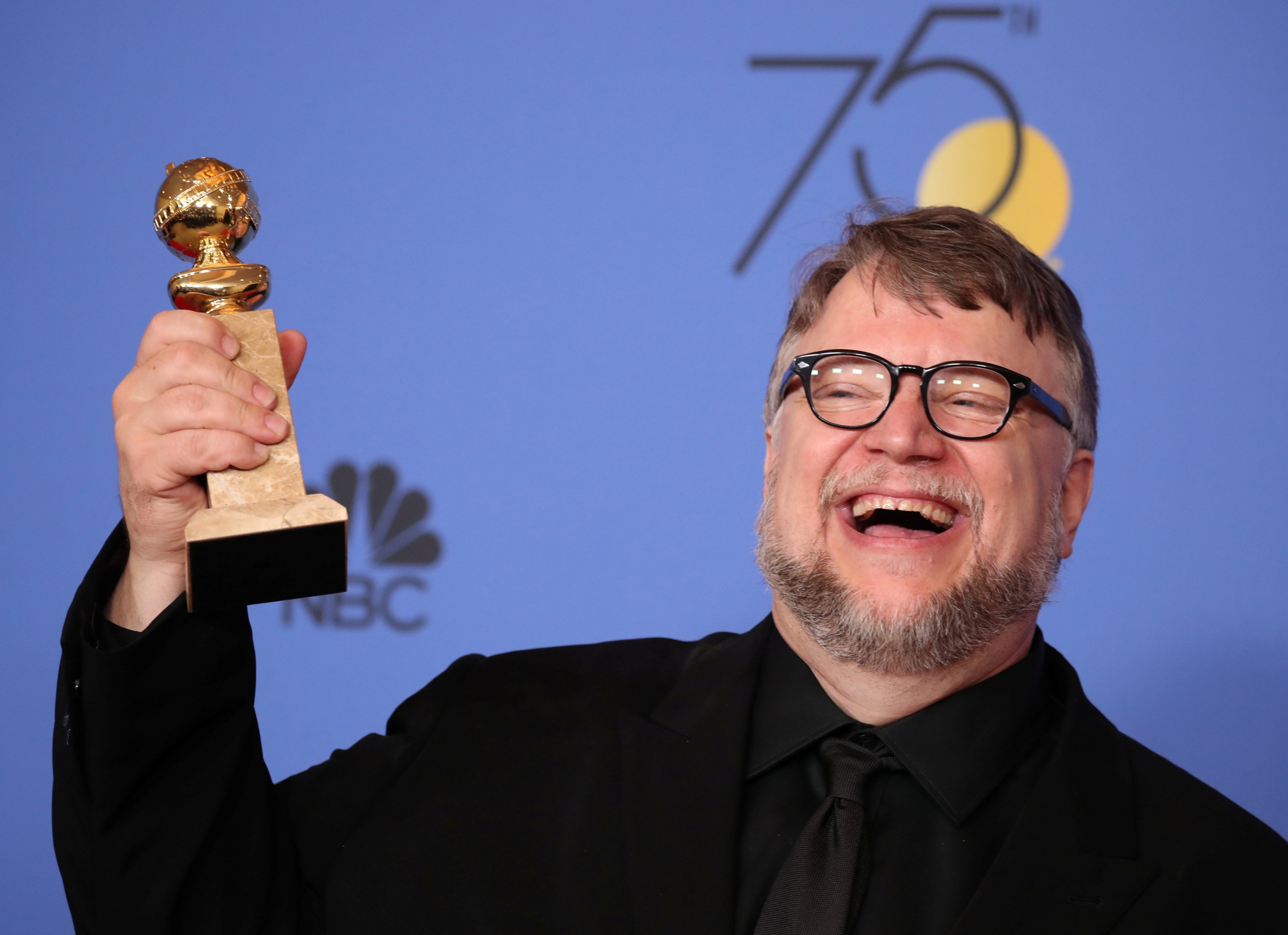 Guillermo del Toro celebra su Globo de Oro a mejor director. Foto: Reuters