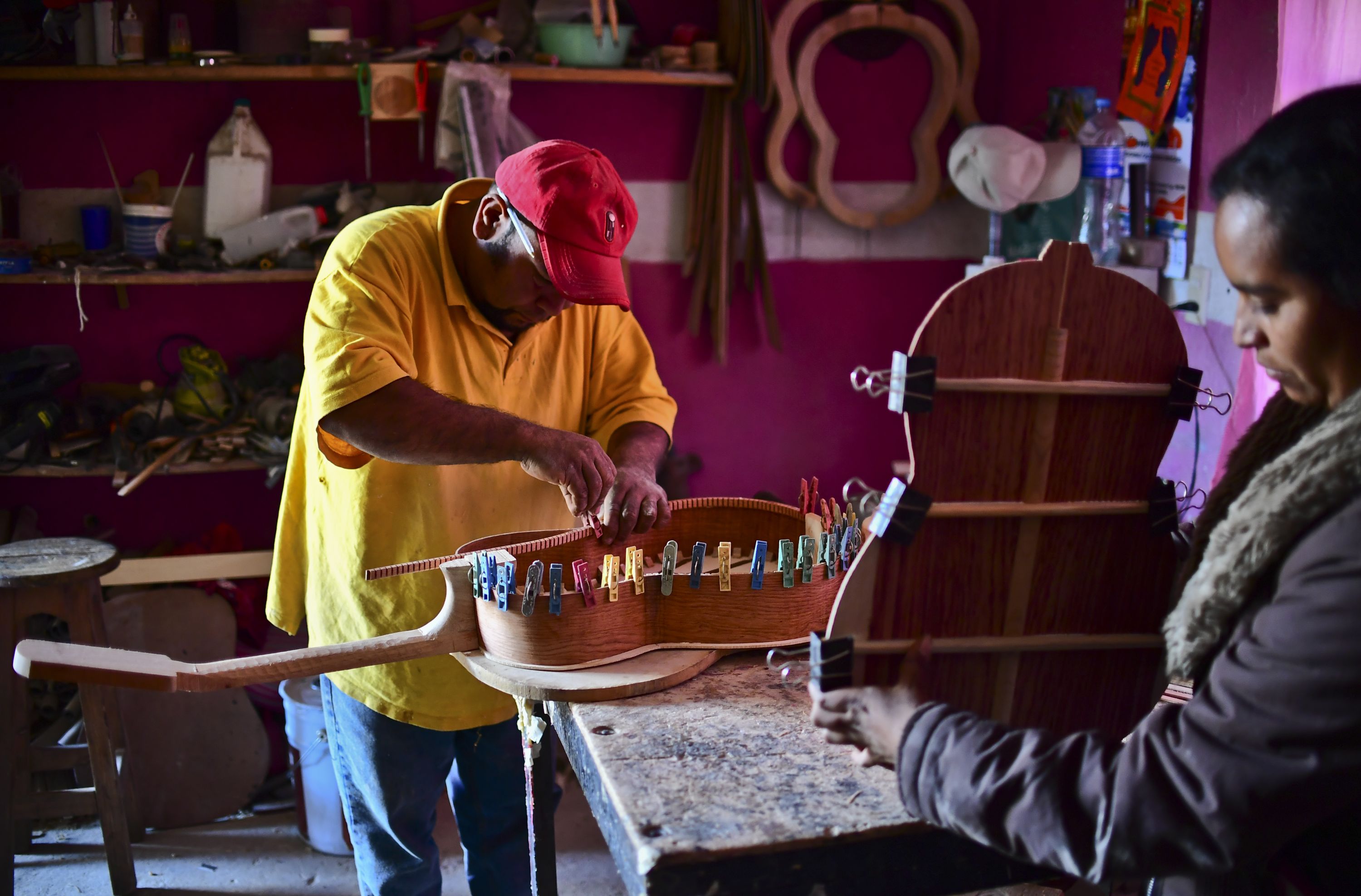 La película "Coco" de Disney causa furor por guitarras mexicanas.