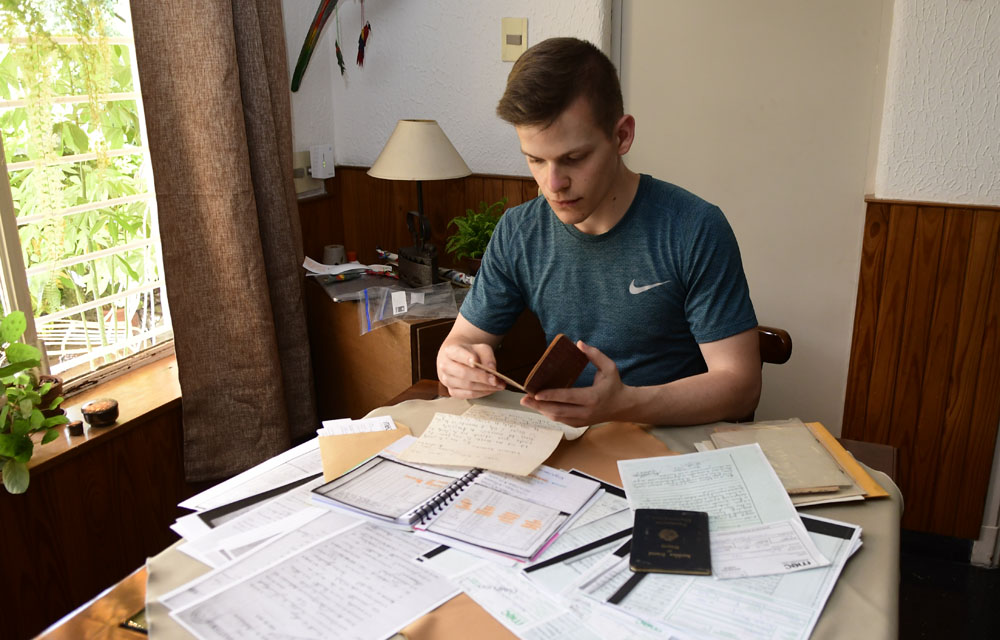 Martín comenzó a buscar su historia porque no conoció a sus abuelos. Foto: Marcelo Bonjour