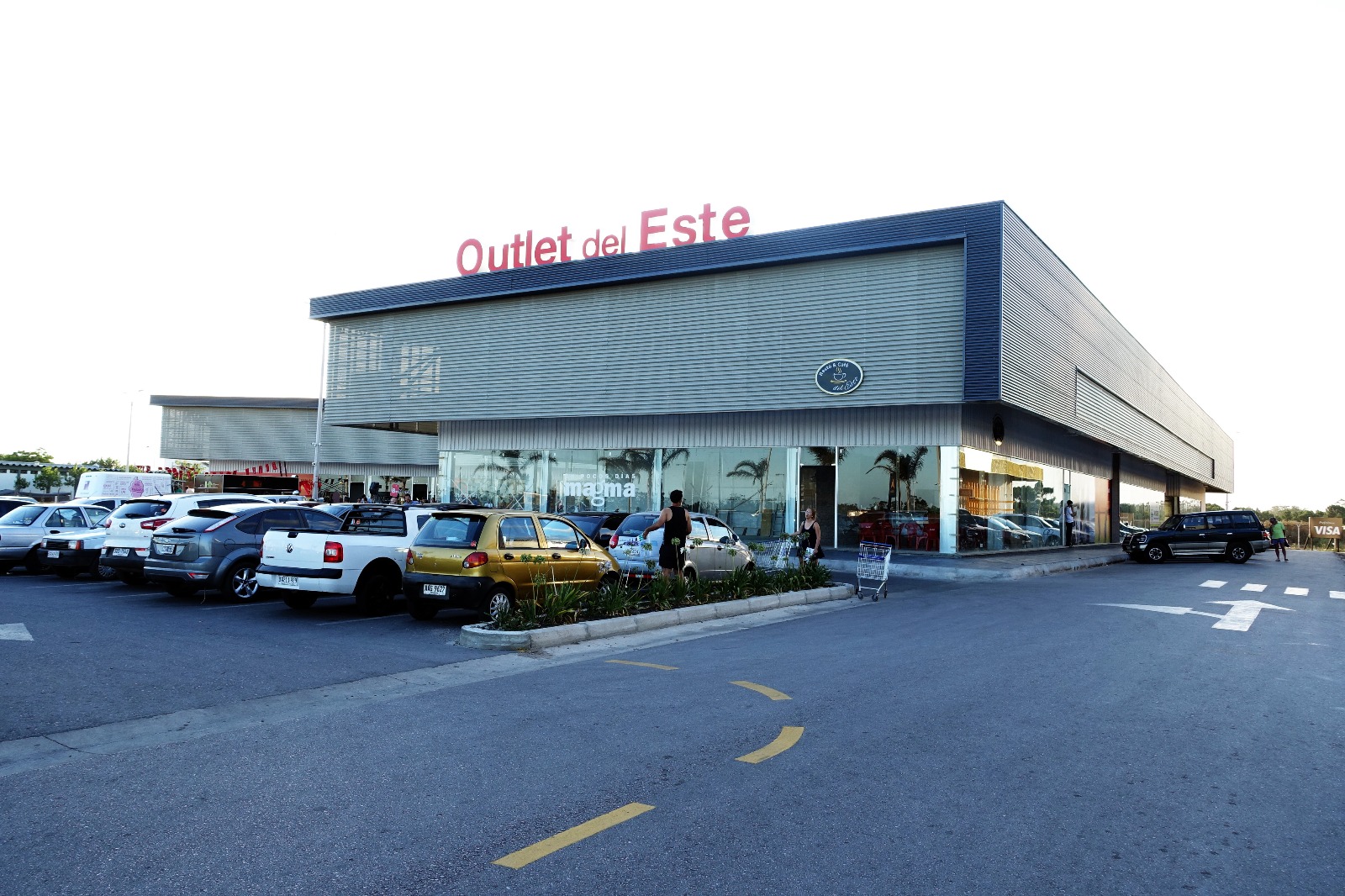 La inauguración del primer Outlet Center de Maldonado contó con múltiples propuestas para los turistas. Foto: Ricardo Figueredo