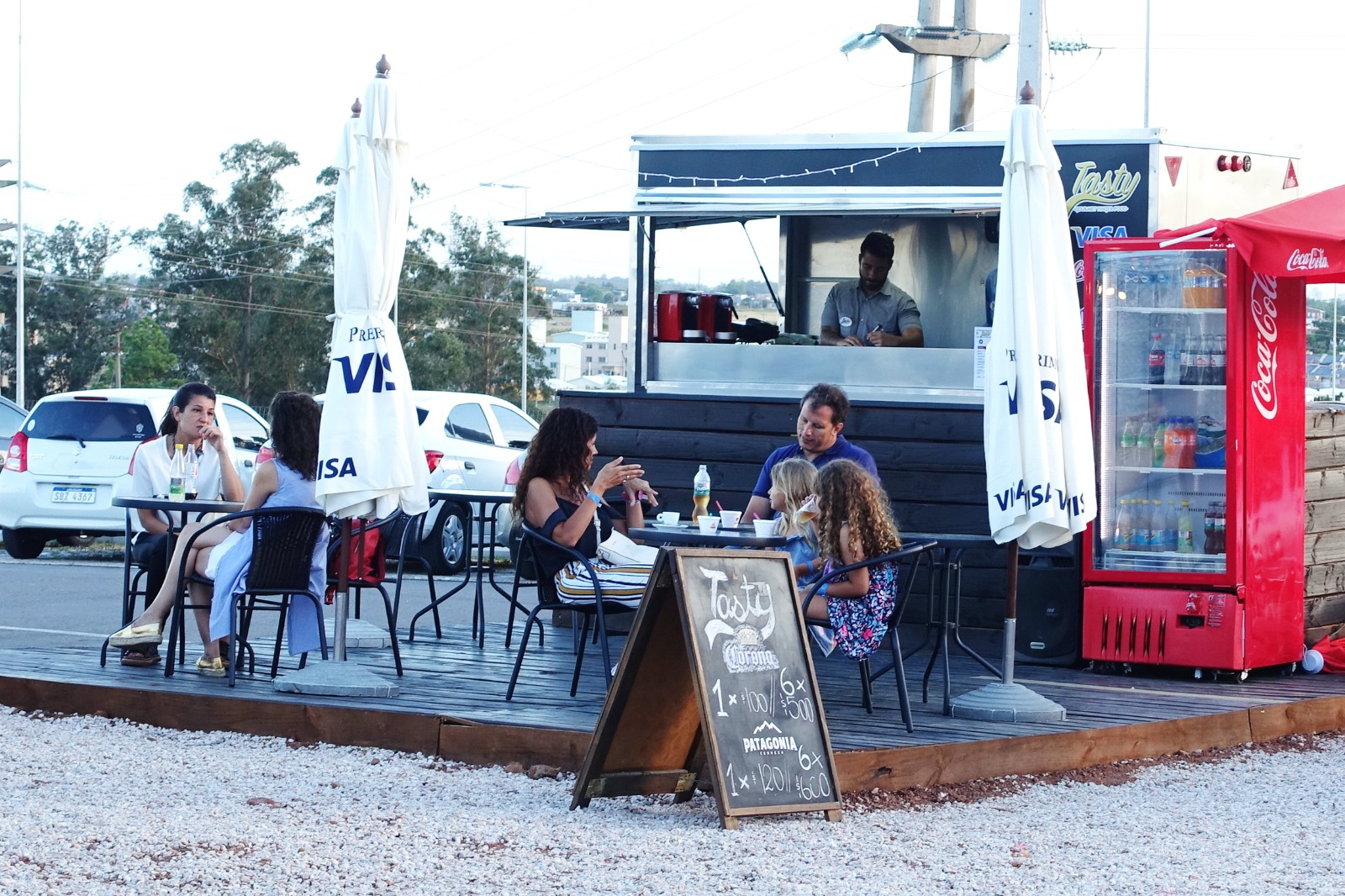 La inauguración del primer Outlet Center de Maldonado contó con múltiples propuestas para los turistas. Foto: Ricardo Figueredo