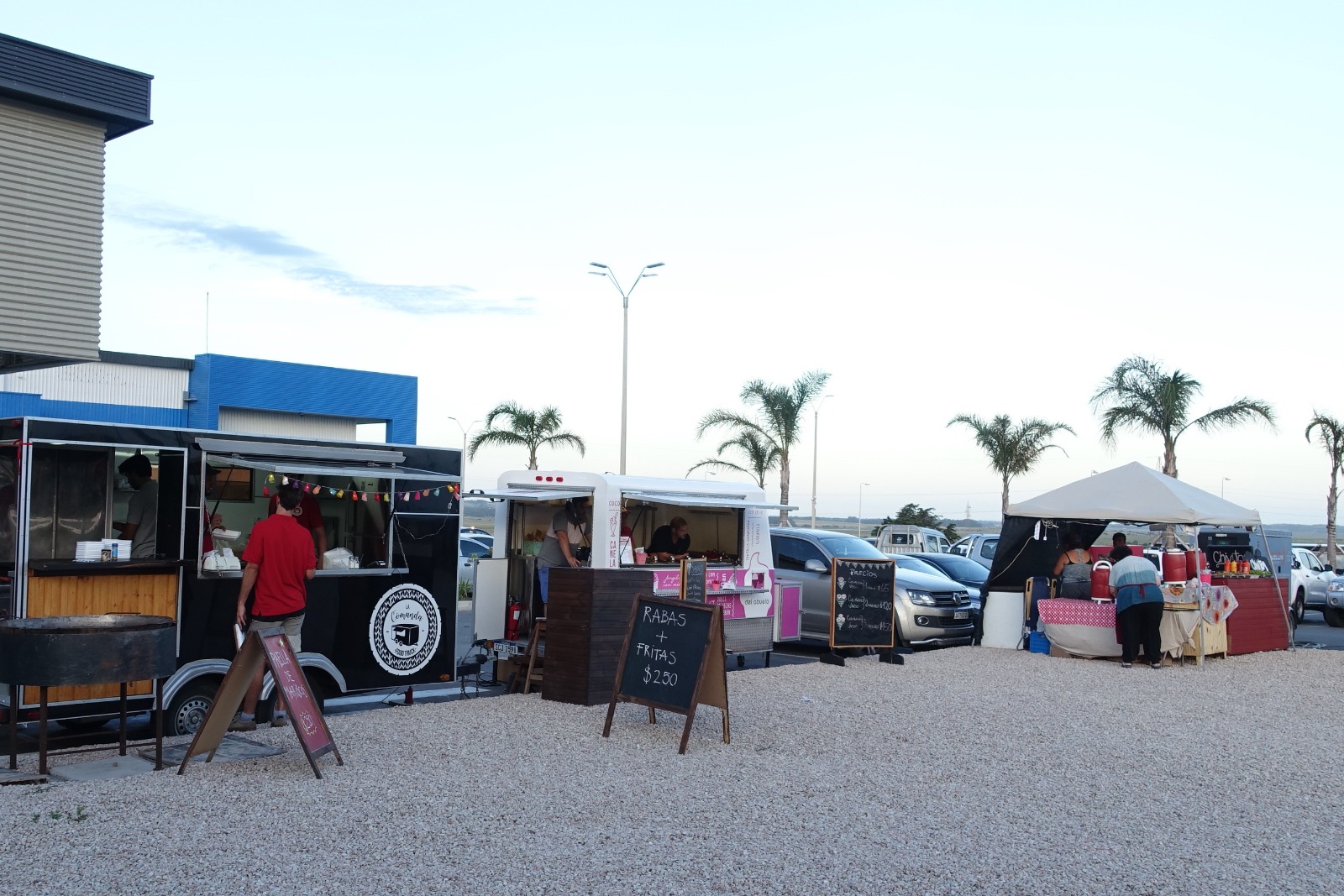 La inauguración del primer Outlet Center de Maldonado contó con múltiples propuestas para los turistas. Foto: Ricardo Figueredo