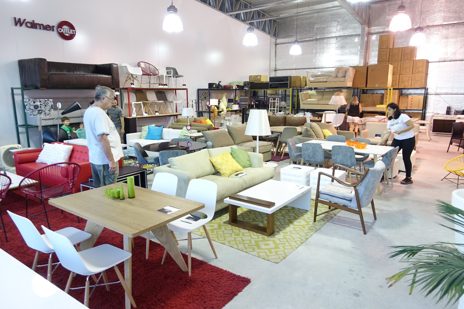 La inauguración del primer Outlet Center de Maldonado contó con múltiples propuestas para los turistas. Foto: Ricardo Figueredo