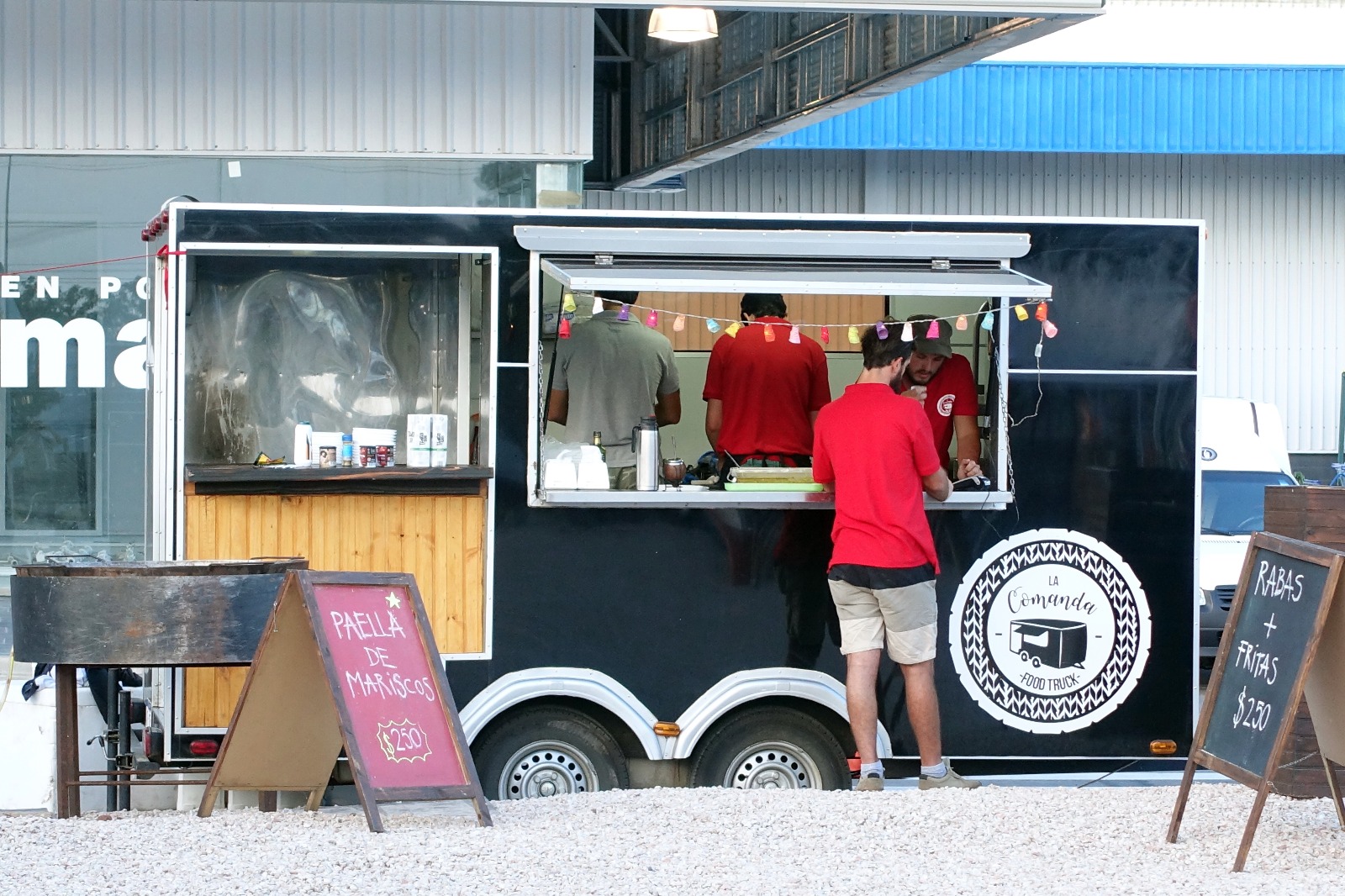 La inauguración del primer Outlet Center de Maldonado contó con múltiples propuestas para los turistas. Foto: Ricardo Figueredo